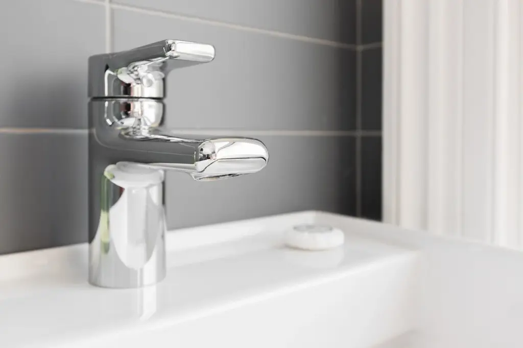 Estrategias para ahorrar electricidad en el baño